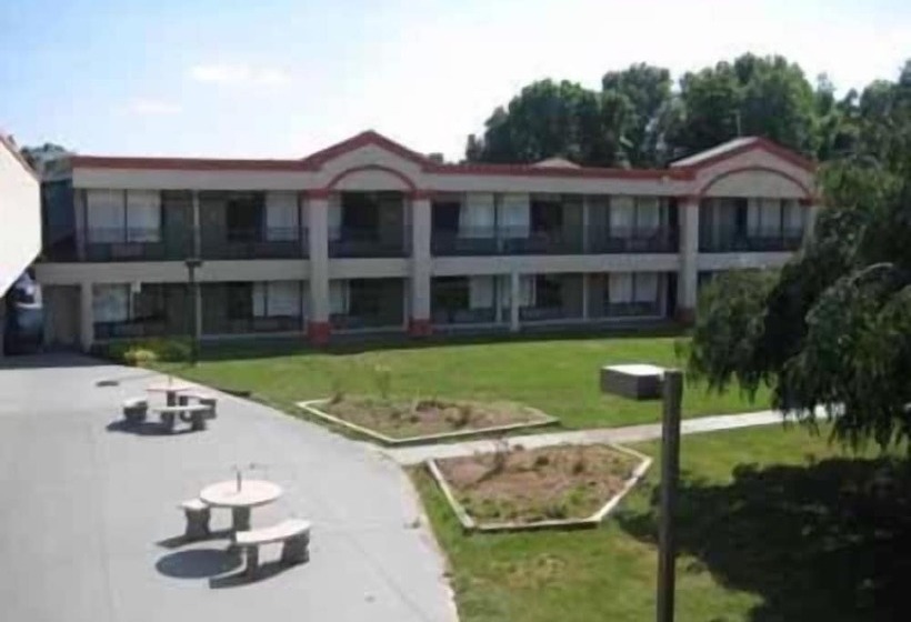 Hotel Red Carpet Inn & Suites