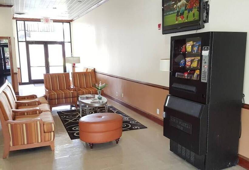 Hotel Red Carpet Inn & Suites