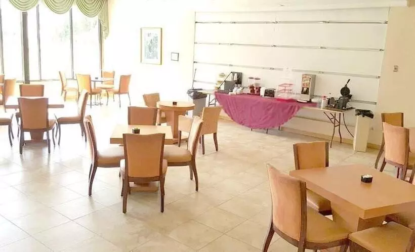 هتل Red Carpet Inn & Suites