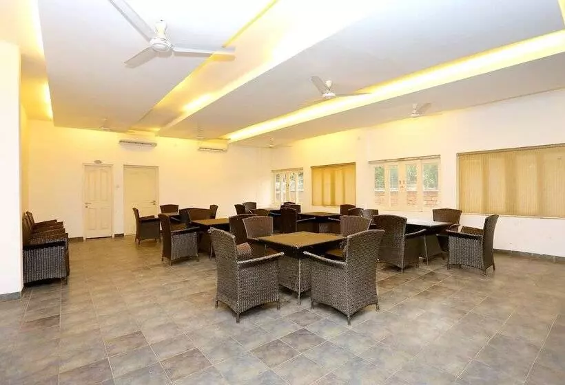 Hotelli Capital O 29855 Island Inn