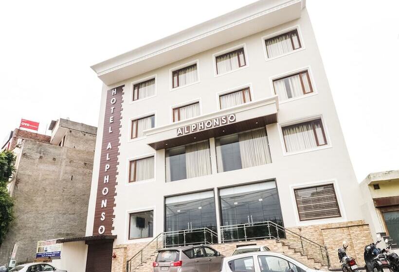 Capital O 44117 Hotel Alphonso