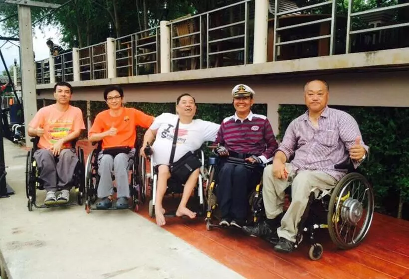 Hotelli Damnoen Care Resort