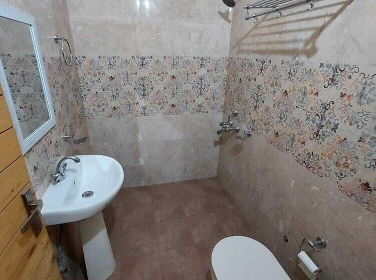 בית מלון כפרי Sherpa Eco Resort