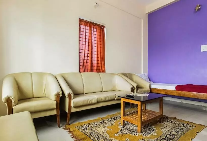 Spot On 49517 Hotel Hoysala Deluxe Lodging & Restaurant