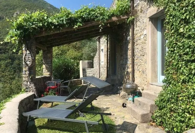 Residenssi Stunning Medieval Setting Surrounded By Mountains