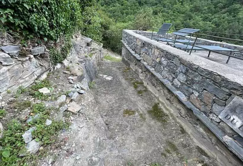 Residenssi Stunning Medieval Setting Surrounded By Mountains