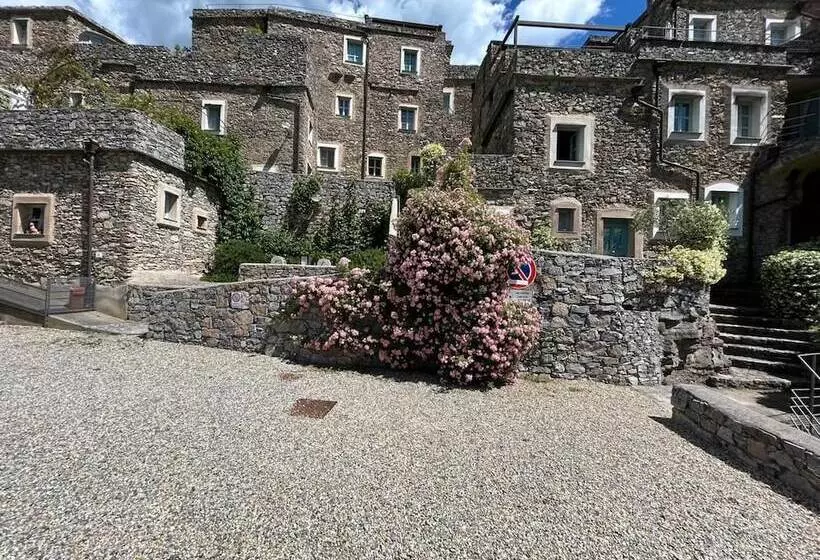 Residenssi Stunning Medieval Setting Surrounded By Mountains