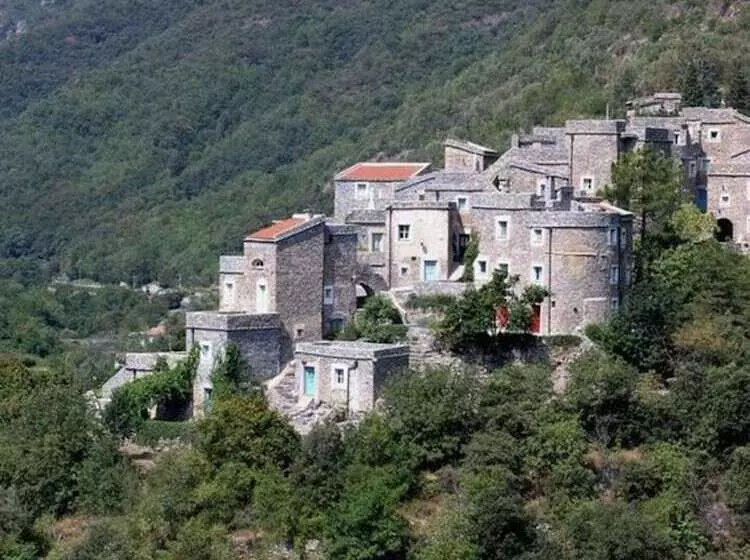 Residenssi Stunning Medieval Setting Surrounded By Mountains