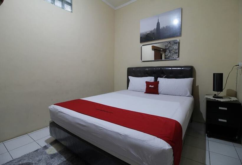 Pensiune Reddoorz @ Pondok Kopi