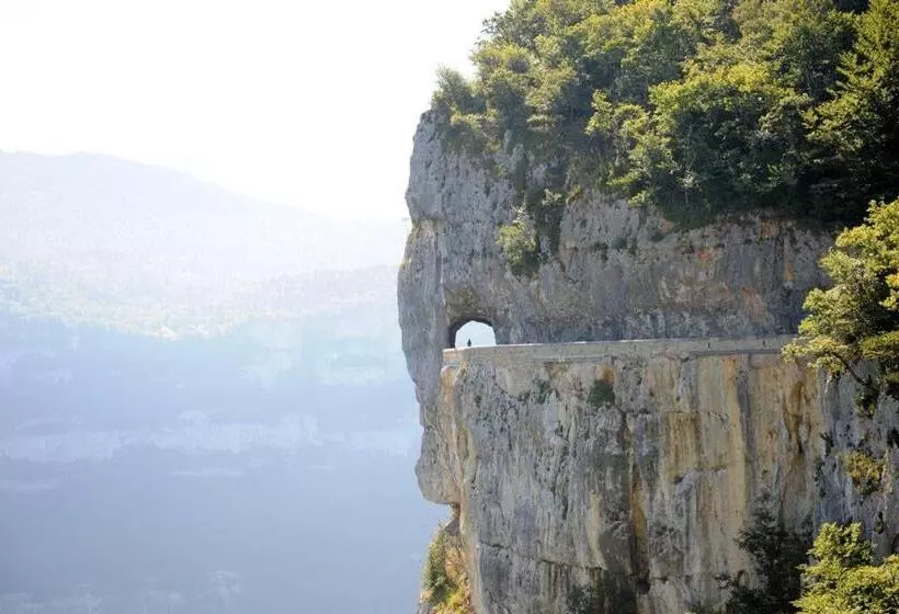 Majatalo Le Mas De Servant Roulottes Et Chambres D Hôtes