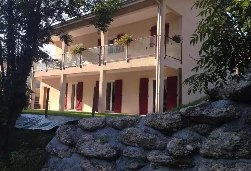 Majatalo Le Mas De Servant Roulottes Et Chambres D Hôtes