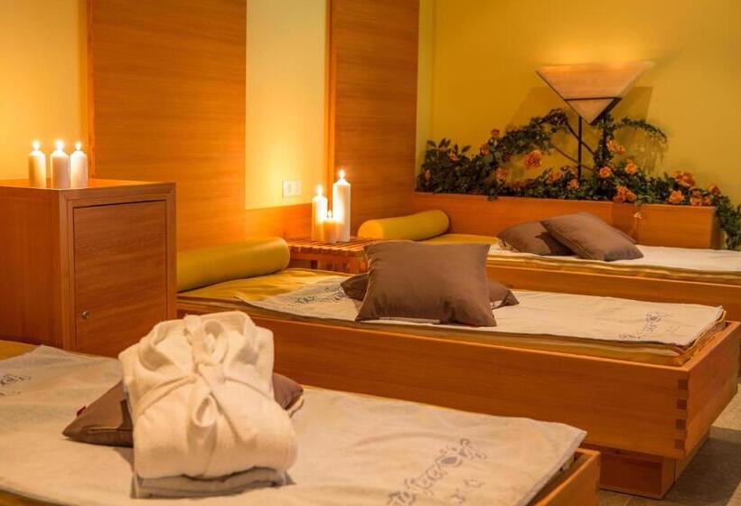 Отель Langtaufererhof