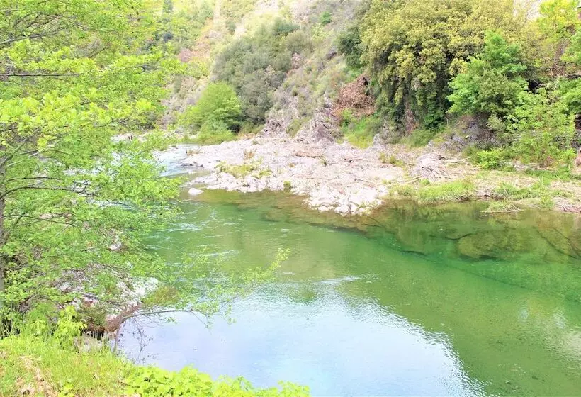 Hotelli Le Moulin Du Luech   Bulles Insolites