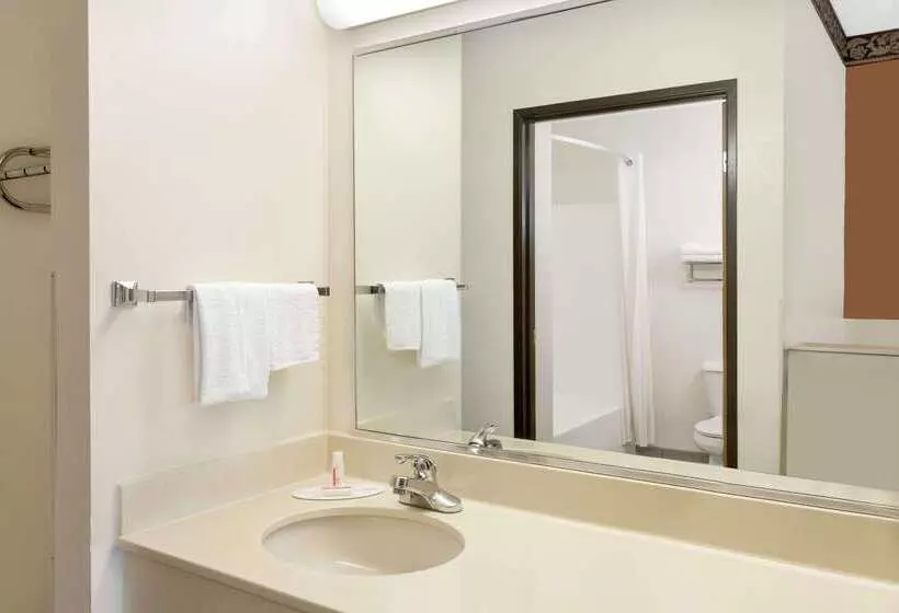 Отель Super 8 By Wyndham Athens