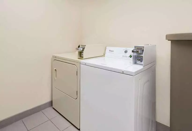 Отель Super 8 By Wyndham Athens