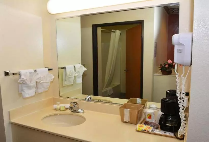 Отель Super 8 By Wyndham Athens