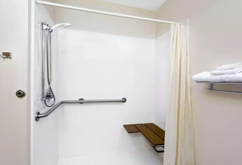 Отель Super 8 By Wyndham Athens