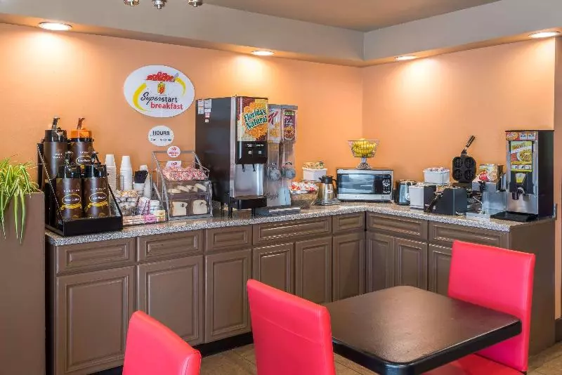 Hotelli Super 8 By Wyndham Batavia E Of Darien Lake Theme Park