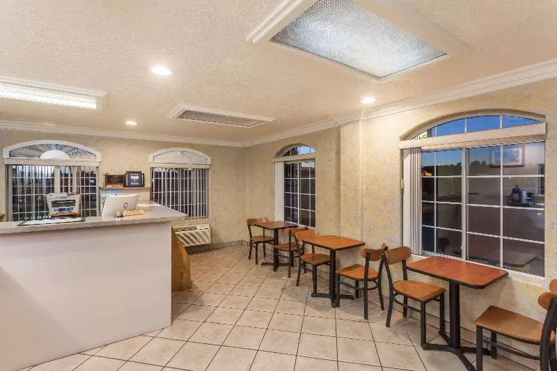 Отель Travelodge Victorville