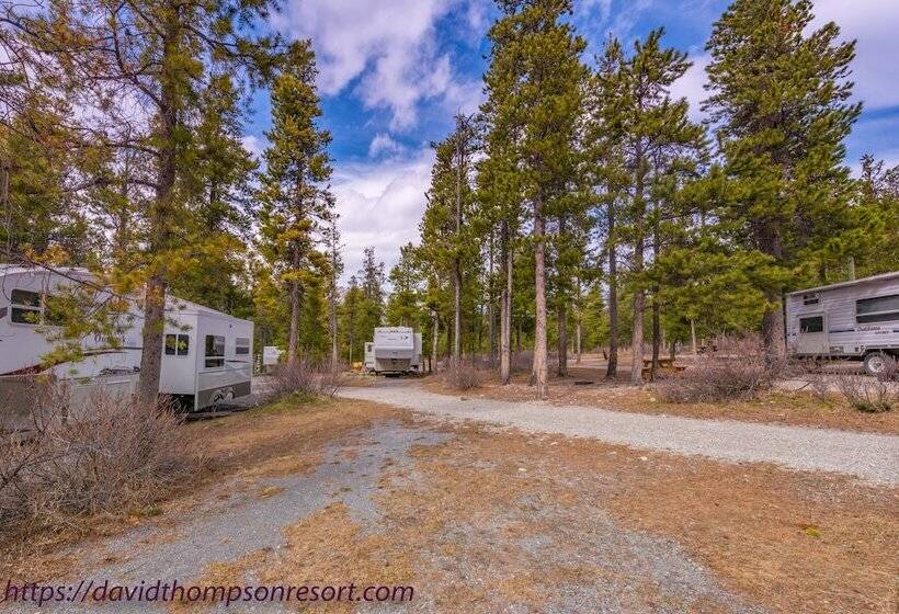 Szálloda David Thompson Resort