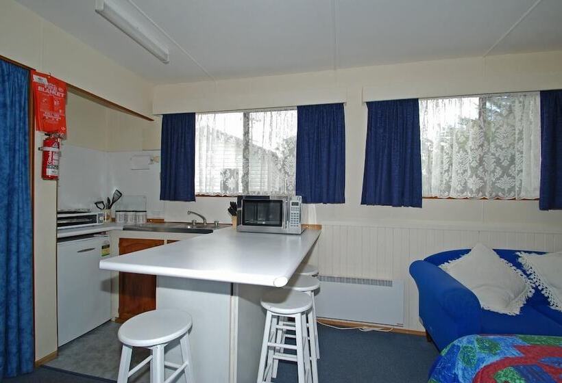 Отель Triabunna Cabin & Caravan Park