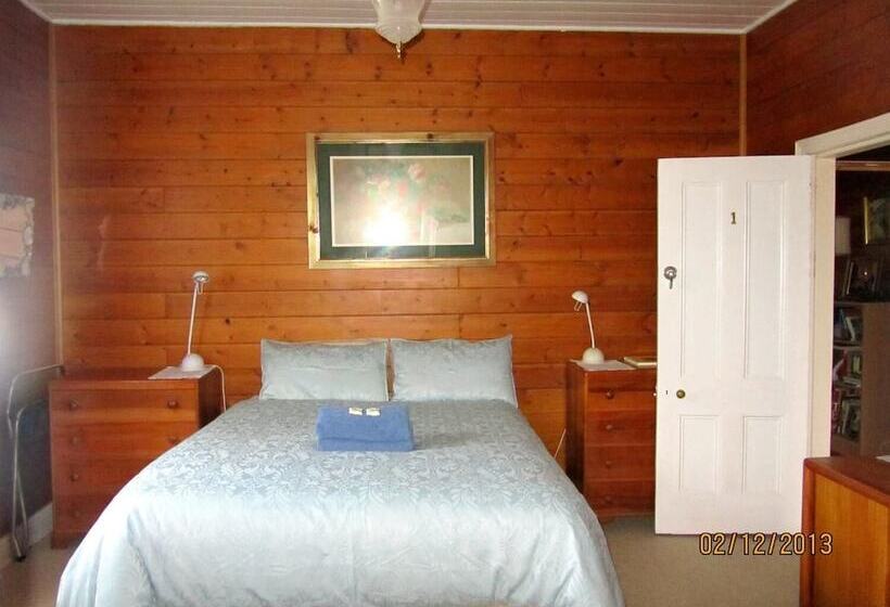 Отель Triabunna Cabin & Caravan Park