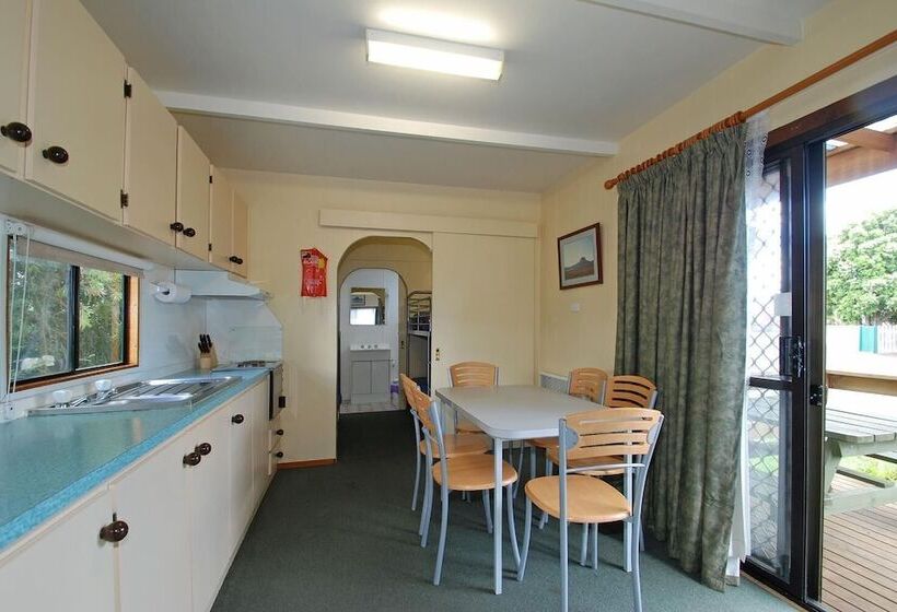 Отель Triabunna Cabin & Caravan Park