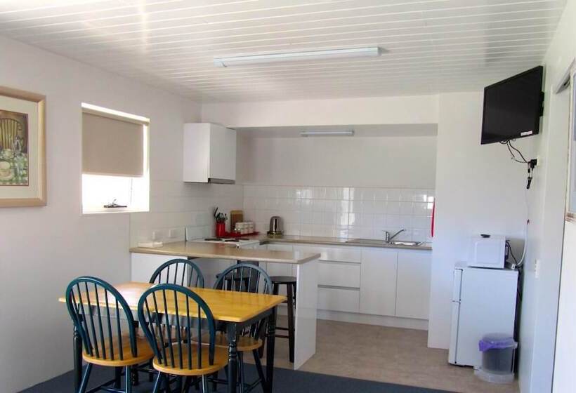 Отель Triabunna Cabin & Caravan Park
