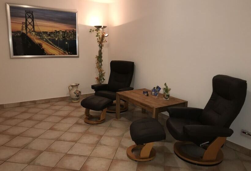 ホテル Apartment Ahsbahs Suite Near Airport