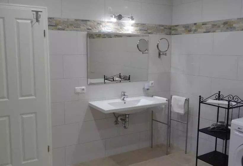 ホテル Apartment Ahsbahs Suite Near Airport