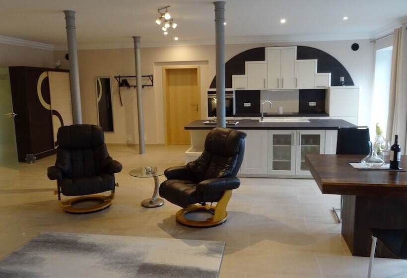 ホテル Apartment Ahsbahs Suite Near Airport