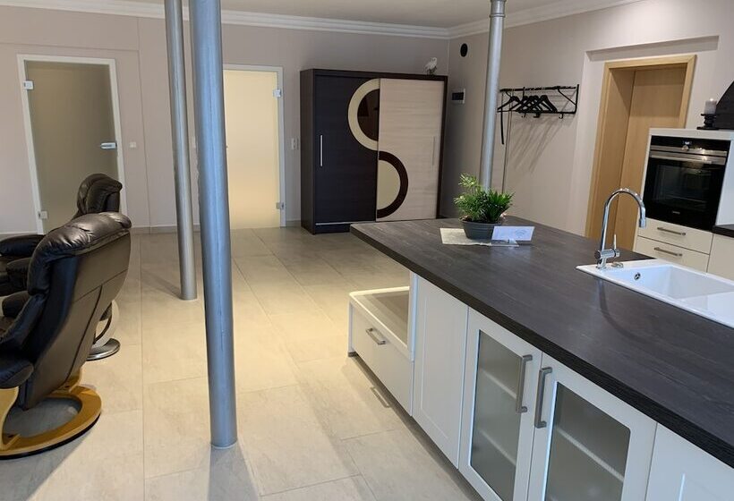 ホテル Apartment Ahsbahs Suite Near Airport