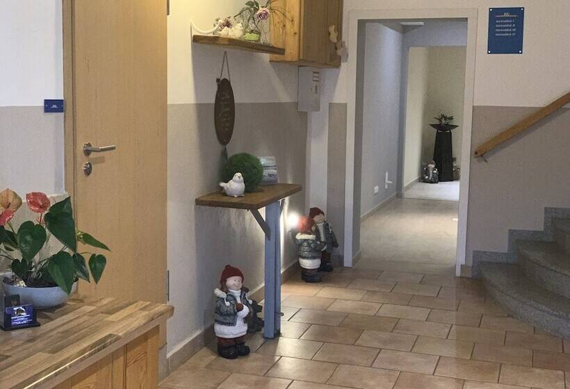 ホテル Apartment Ahsbahs Suite Near Airport