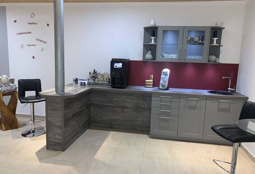 ホテル Apartment Ahsbahs Suite Near Airport