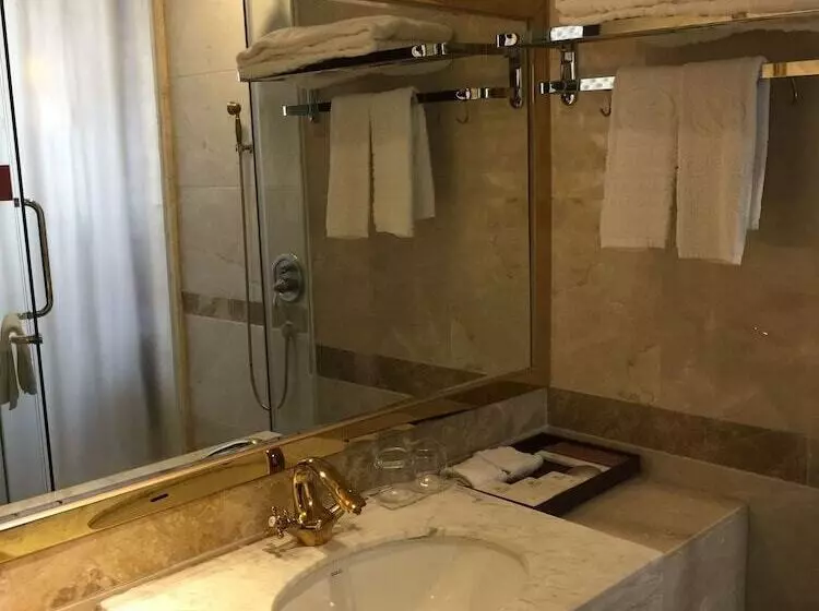 Retkeilymaja Kelly Wah International