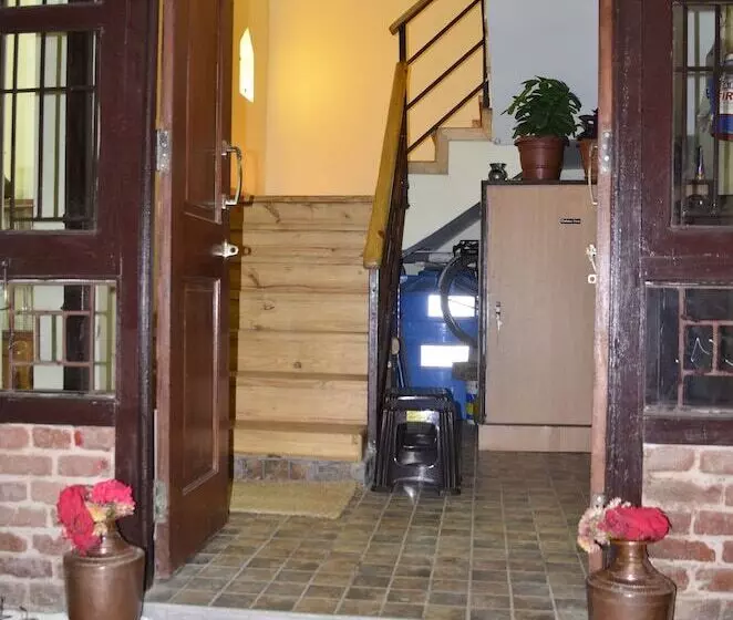 پانسیون Tanani Newa Home
