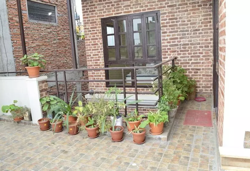 پانسیون Tanani Newa Home