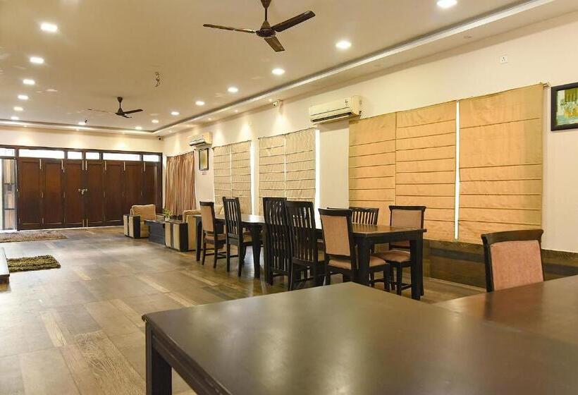 Пансион Fabhotel All In One Saltlake   Opp Bj Market Complex