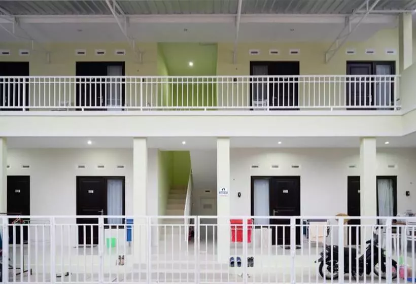 ホテル Koolkost Female Syariah Near Rsu Syubbanul Wathon Magelang