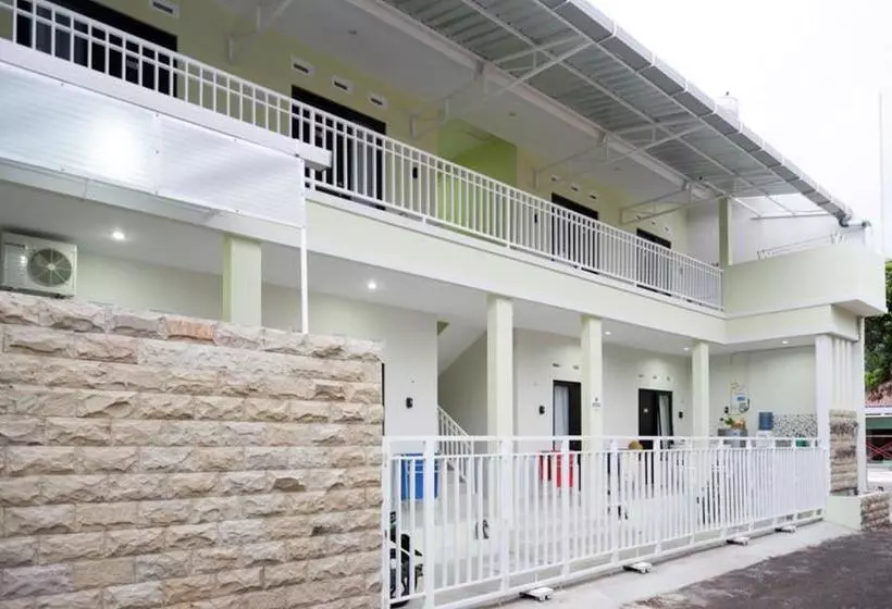 ホテル Koolkost Female Syariah Near Rsu Syubbanul Wathon Magelang