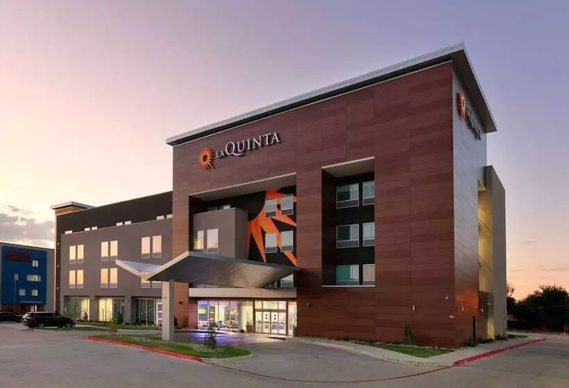 Hotelli La Quinta Inn & Suites By Wyndham Dallas/fairpark