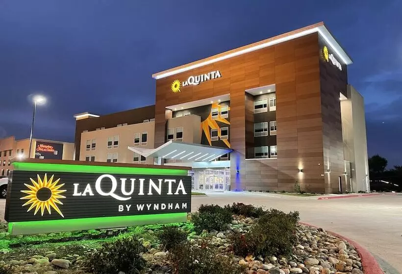 Hotelli La Quinta Inn & Suites By Wyndham Dallas/fairpark