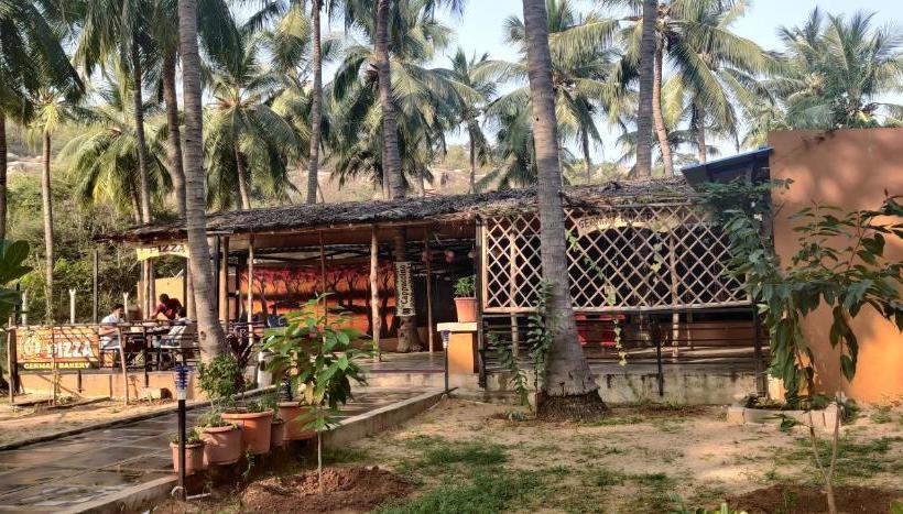 בית מלון כפרי Whispering Rocks Hampi