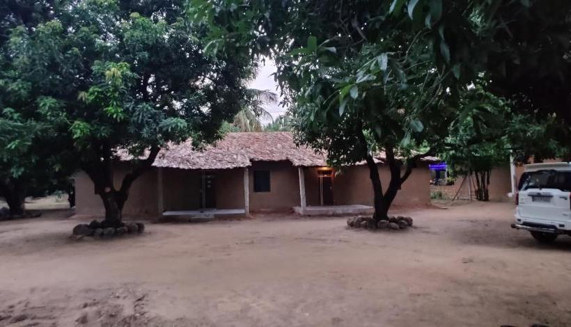 בית מלון כפרי Whispering Rocks Hampi