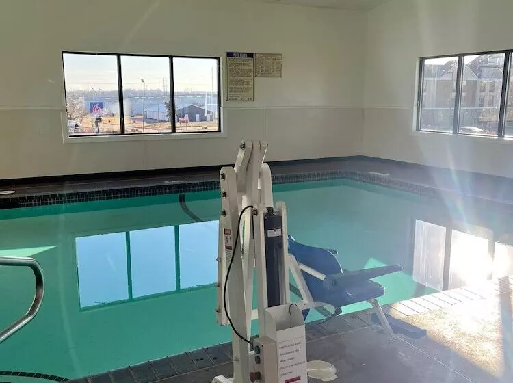 Hotelli Ramada By Wyndham Cedar Rapids South
