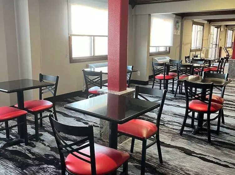 Hotelli Ramada By Wyndham Cedar Rapids South