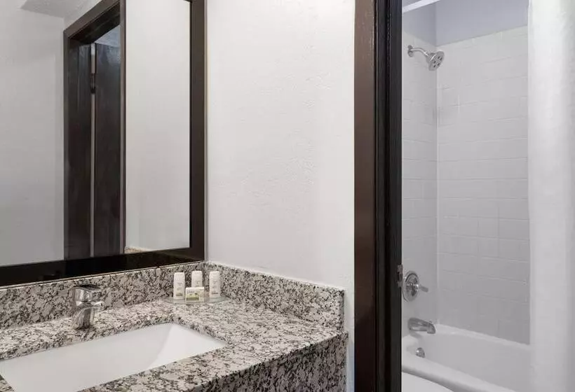 Hotelli Ramada By Wyndham Cedar Rapids South