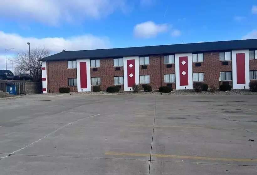 Hotelli Ramada By Wyndham Cedar Rapids South
