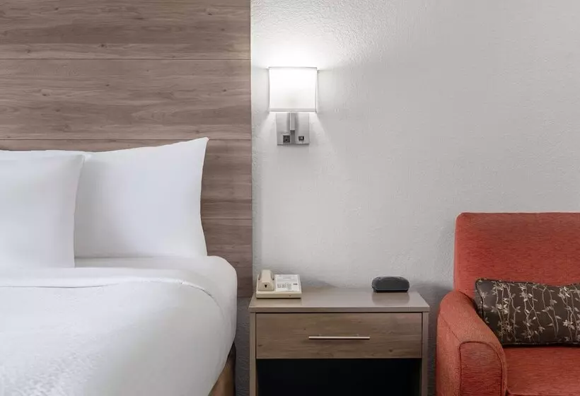Hotelli Ramada By Wyndham Cedar Rapids South
