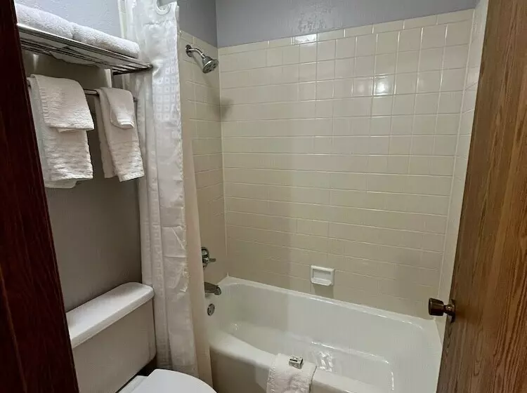 Hotelli Ramada By Wyndham Cedar Rapids South
